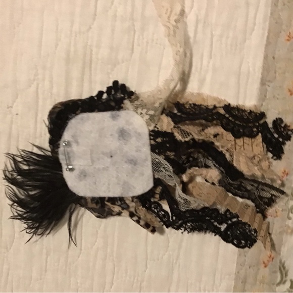 Animal print ribbon and lace brooch. - Picture 2 of 2